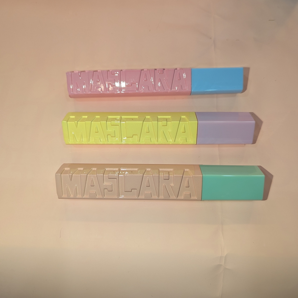 Set Black Voluminous Mascara In Fun Bright Colored Packaging